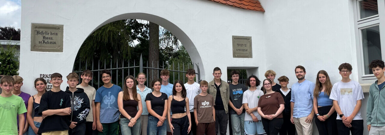 Schülerinnen vom Projekt Audioguide jüdischer Friedhof